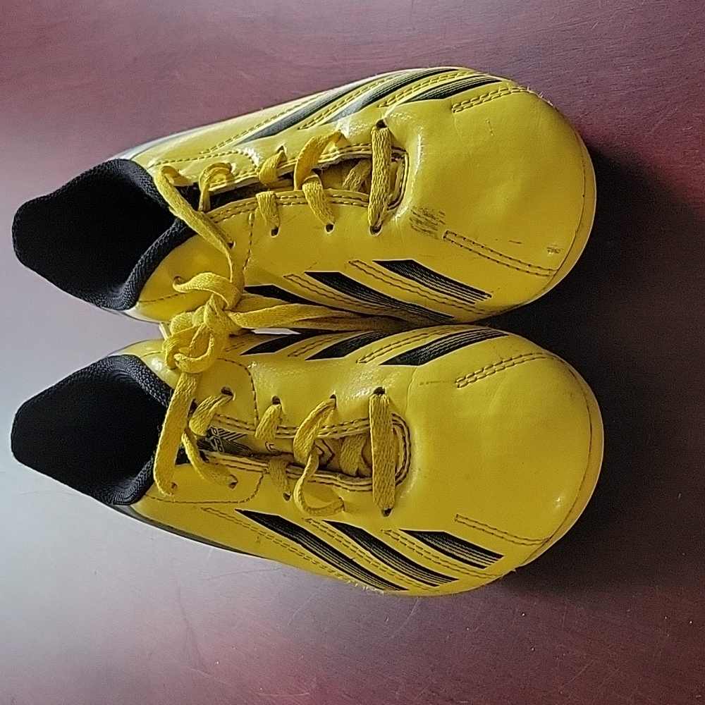 Adidas Boys Yellow White and Black F-5 Cleats Size 13.5 Used